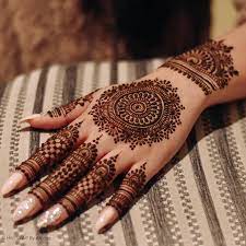 Simple se mehndi lagane ka design.mehndi is a form of body art and temporary skin decoration usually drawn on hands or legs, in which decorative designs are created on a person's body, using a paste, created from the powdered dry leaves of the henna plant (lawsonia inermis).it is a popular form of body art among the women of india, bangladesh, pakistan, nepal. 10 Mehendi Themes For Every Type Of Bride Round Mehndi Design Circle Mehndi Designs Mehndi Design Photos