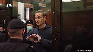 Навальный 31 марта объявил голодовку с требованием оказать ему надлежащую медицинскую помощь и дать 5 апреля навальный заявил о высокой температуре и сильном кашле. Dw Na Russkom Aleksej Navalnyj Pokazyvaet Zhene Serdechki Iz Akvariuma Facebook