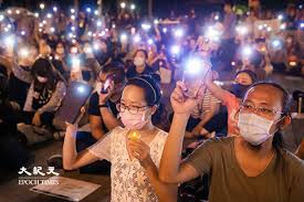 Soldiers again fired hundreds of rounds towards angry crowds gathered outside tam (6/4). å°æ¹¾å…­å››æ™šä¼šåœ¨å°æ¸¯äºº è®°ä½ä¸­å…±æ®‹å®³äººæ°' æ¸¯ç‰ˆå›½å®‰æ³• å…­å››å¹³å çºªå¿µå…­å›› å¤§çºªå…ƒ