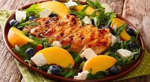 Si sa che in estate, anche per i più appassionati, non solo per i pigri, stare davanti ai fornelli è un po' un'impresa…sia per le temperature non proprio favorevoli. Pollo 10 Ricette Estive Veloci E Fresche Aia Food
