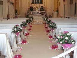 Forniamo qualunque tipo di struttura, anfora, candelabro, coppa di vetro o quant'altro di particolare per personalizzare il vostro ricevimento in chiesa o villa. Addobbi Floreali Matrimonio In Chiesa Fiorista Fiori Per La Chiesa