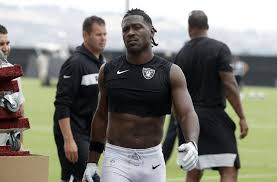 Antonio brown was reportedly kicked out of the buccaneers' joint practice on thursday after he got into an altercation with titans cornerback. Antonio Brown Angeklagt Skandal Footballer Soll Fitnesstrainerin Vergewaltigt Haben Sport Stuttgarter Nachrichten
