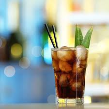 Aloha Cola 4cl Trojka Aloha In Das Glas Geben Eis Dazugeben Mit 14cl Cola Auffullen Und Anschliessend Mit Ananasblattern Ga In 2020 Tableware Glassware Beer Glasses