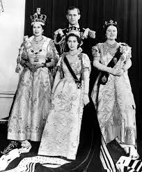 (cs) initiation rite performed to crown elizabeth ii of the united kingdom in 1953 (en); Reina Isabel Ii Asi Vistio En Su Coronacion Hace 67 Anos