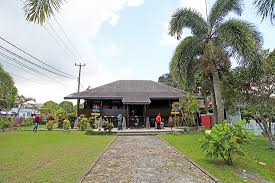 Salah satu latar belakang dibangunnya rumah adat rakit ini bersumber dari keberadaan sungai musi. A Traditional Belitong House Review Of Rumah Adat Belitung Tanjung Pandan Indonesia Tripadvisor