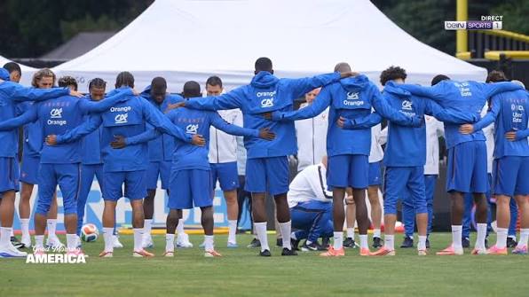 😢 Endeuillé, Didier Deschamps rentre en France !, 🙏 Les joueurs lui  rendent hommage , 🔄 Guy Stéphan prend l'intérim, 🤝 Un match amical  d'entrainement pour les Bleus, 🤔 Quelle 11 pour la Norvège ? , 🇫🇷 ...