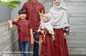 Contoh baju copel ayah ibu waktu acara lamaran anak. Baju Couple Ayah Ibu Dan Anak Perempuan 2018 Desain Baju Muslim