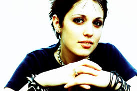 Some of the color shades that make the golden skin tone to shine and glow include, golden blonde, honey blonde, copper, golden red, flaxen, golden brown, and strawberry blonde makes the best hair color for pale skin. How To Make Pale Skin Black Hair Not Look Gothic