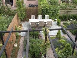 Kleingarten Sichtschutz Bambusmatten Gehweg Kies Pflanzen Kleiner Garten Gartengestaltung Garten