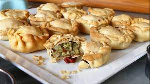 Ritaglia la calotta e porziona la torta panada sarda per servirla il consiglio per servirla è questo: La Panada Videoricetta Il Mondo Di Antonietta Polcaro Youtube