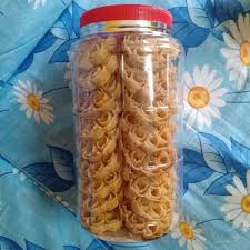 Dalam masyarakat melayu kita lebih dikenali dengan nama kuih goyang atau kuih ros. Kuih Goyang Kuih Loyang Kuih Ros Kembang Goyang Sarang Tebuan Bunga Durian Ready Stock Food Drinks Packaged Snacks On Carousell