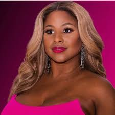 Dee Lavigne's Instagram, Twitter & Facebook