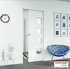 Eine Weisse Schiebeture Die In Der Wand Verschwindet Ist Eine Platzsparende Losung Schiebetur Innenturen Schiebetur In Der Wand