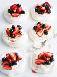 Nids De Meringue Et Petits Fruits Frais Ricardo Recipe Delicious Desserts Meringue Desserts Desserts
