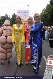 Regenbogenparade startete kurz nach 12:00 uhr, unter dem motto together & proud andersrum mit der ma 48 wien und den cops, sind genau 107 gruppen bei der wiener regenbogenparade. Regenbogenparade Wien Sa 02 07 2005