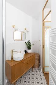 Désencombrer la petite salle de bain des petits objets du quotidien grâce aux rangement astucieux permet de la rendre plus fonctionnelle et design; Petite Salle De Bain Optimisee Inspiration Coup De Coeur Cote Maison