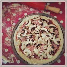 Ma Premiere Vraie Pizza Maison Avec La Pate A Pizza Faite Avec Mon Kitchenaid Food Vegetable Pizza Pizza