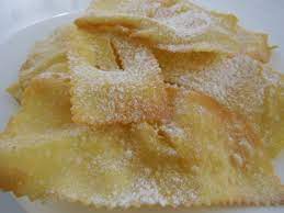 I crostoli veneti altro non sono che dei dolci di carnevale fritti tipici del nord italia, specie del veneto. La Ricetta Originale Dei Crostoli Di Nonna Ida Beescover