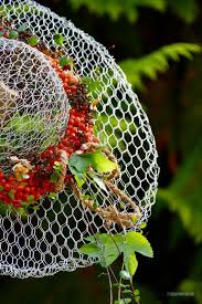 Mit draht lassen sich mühelos interessante objekte basteln. Drahtiger Hut Objekt Aus Hasendraht Karin Urban Naturalstyle Hasendraht Kaninchendraht Garten Deko