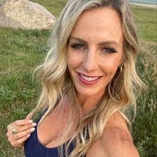 Annie Dees's Instagram, Twitter & Facebook