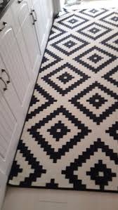 Her ev hanımı bilir ki bir halıyı evinize koyuyorsanız onu uzun yıllar kullanacaksınız. Ikea Siyah Beyaz Kilim Modelleri Ve Fiyati Dekopasaj