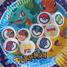 Ausgefallene kleine pokemon kuchen mit verschiedenen pokemon wesen und eine blaue pokemon torte mit einem gelben pikachu, drachen pokemon und gelben überschriften. Pikachu Geburtstagskuchen Fotos Von Kreationen Der Kundinnen Thema Deco