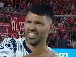 El Kun Agüero tuvo que abandonar de urgencia un partido homenaje de  Independiente: "Creo que se me salió el hombro"