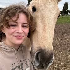 Hi there my name is Georgia I am currently looking for paid work doing  anything from mucking paddocks to help riding the horses I live in the  Waikouaiti area i have my