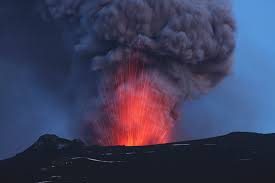 Vulkanaktivitäten können zu explosiven ausbrüchen, sogenannten plinianischen eruptionen führen, bei denen gestein, asche und gas mehrere hundert meter hoch in. Wie Weiss Man Wann Ein Vulkan Ausbricht Geolino