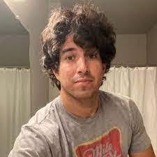 Ernest Saiz's Instagram, Twitter & Facebook