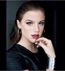 Carol Alves's Instagram, Twitter & Facebook