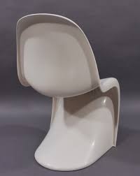 The panton chair was the first plastic chair that was made out of one single piece. Vintage White Panton Chair Modulolab