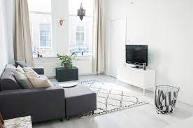 This style uses furniture made of irregular shapes, clean small space decor should aspire to intentionally direct the eye to the design objects of your transform a corner of your living room into a reading refuge with a carefully selected accent chair. 29 Minimalist Living Room Ideas How To Use Minimalism In Living Rooms Apartment Therapy