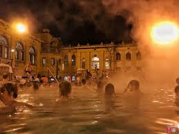 Scegliere quale visitare tra i bagni termali di budapest è stato difficilissimo, non so neppure io quanto tempo ho perso tra siti e blog prima di partire.poi ho avuto un'illuminazione (anzi, la verità è che ho visto una foto, quella qui sopra). Terme A Budapest Consigli Utili Per Visitare I Bagni Szechenyi