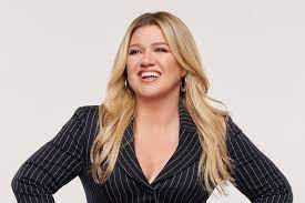 Kelly Clarkson Performs 'Low' Off Debut Album