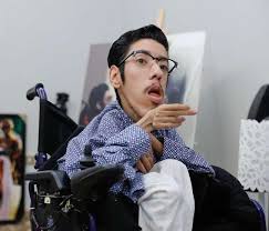 الفنان راكان يقهر إعاقته و يبرع في رسم صور الملوك المرسال