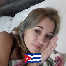 Ayer cuando salí de trabajar compré una rosa para mi mujer, la traía en mi  mano para que no se me arruinara. Venía caminando y pude ver qué muchas  señoras y mujeres