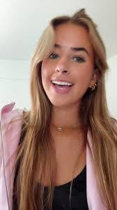 Megan Redding's Instagram, Twitter & Facebook