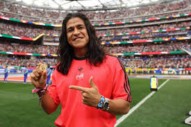 Ted Lasso actor, El Paso Locomotive player joins World Cup coin toss