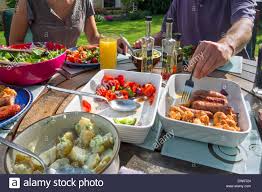Grillen Im Sommer An Einem Tisch In Einem Englischen Landhaus Garten West Yorkshire England Uk Stockfotografie Alamy