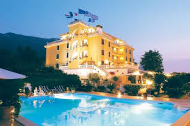 La nostra posizione è ideale per visitare a piedi il centro storico di castellammare del golfo: Grand Hotel La Medusa Castellammare Di Stabia Neapel Buchen Sie Jetzt