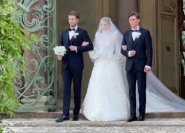 The model and niece of the late princess diana married retail tycoon and businessman michael lewis in a july 2021 wedding. Zjf5gbyfu 4bsm