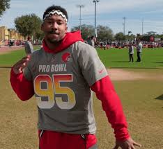 Поделись найденными gif или попробуй похожие gif запросы. Browns De Myles Garrett Is Now The Highest Paid Non Qb In Nfl History Resetera
