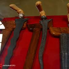 Tak aneh jalan apa pun akan ditempuh untuk memperkuat eksistensi kedudukan dalam dunia dukun seperti penerapan ilmu kebal, dan ilmu yang mampu memikat atau asihan. 4 Ilmu Kanuragan Tersohor Di Tanah Jawa Regional Liputan6 Com