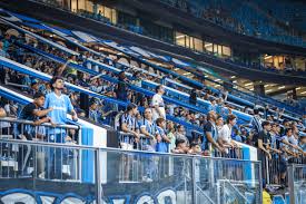 Torcedores de organizadas do Grêmio se reúnem com jogadores e Luís Castro
