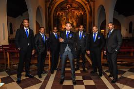 Je suis témoin d'un mariage guindé dans 3 semaines (je m'y prends toujours au dernier moment) j'ai essayé plusieurs costumes dans des boutiques voir si je ne trouvais pas un costume pas cher qui passerait (devred etc.). Mariage A Paris Sur Une Peniche En Bleu Roi Argent Et Blanc Mademoiselle Dentelle