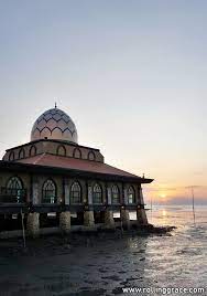 Masjid ini dibina di tepi pantai kuala perlis menghadap laut selat melaka. Masjid Al Hussain Kuala Perlis Floating Mosque Of Perlis Rolling Grace Your Travel Food Guide To Asia The World