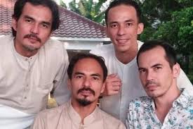 Sang suami atalarik syach (lahir di jakarta, 2 juni 1973; 10 Potret Harmonis Syach Bersaudara Selalu Rukun Dan Kompak