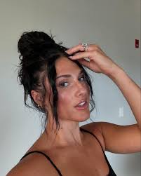 Ashlee James's Instagram, Twitter & Facebook