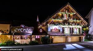 Rencontrez le marchand de sable qui veille sur ces milliers de petits trésors. Le Hameau Du Pere Noel Film France